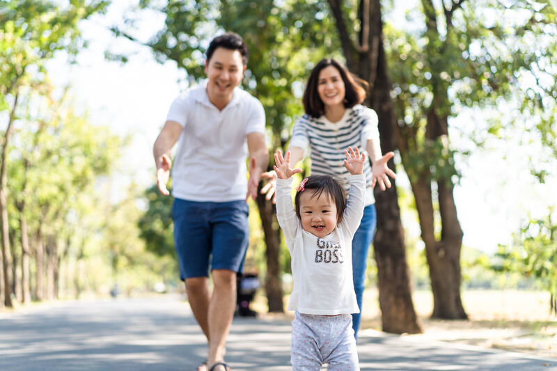 Cho bé tham gia các hoạt động ngoài trời